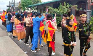 SMPN 53 Batam Ikut Pawai Keliling di Perumahan Taman Lestari
